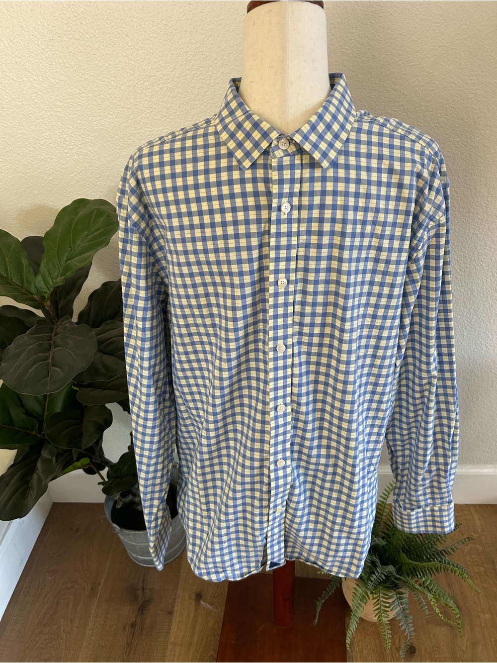 Untuckit men’s button down shirt